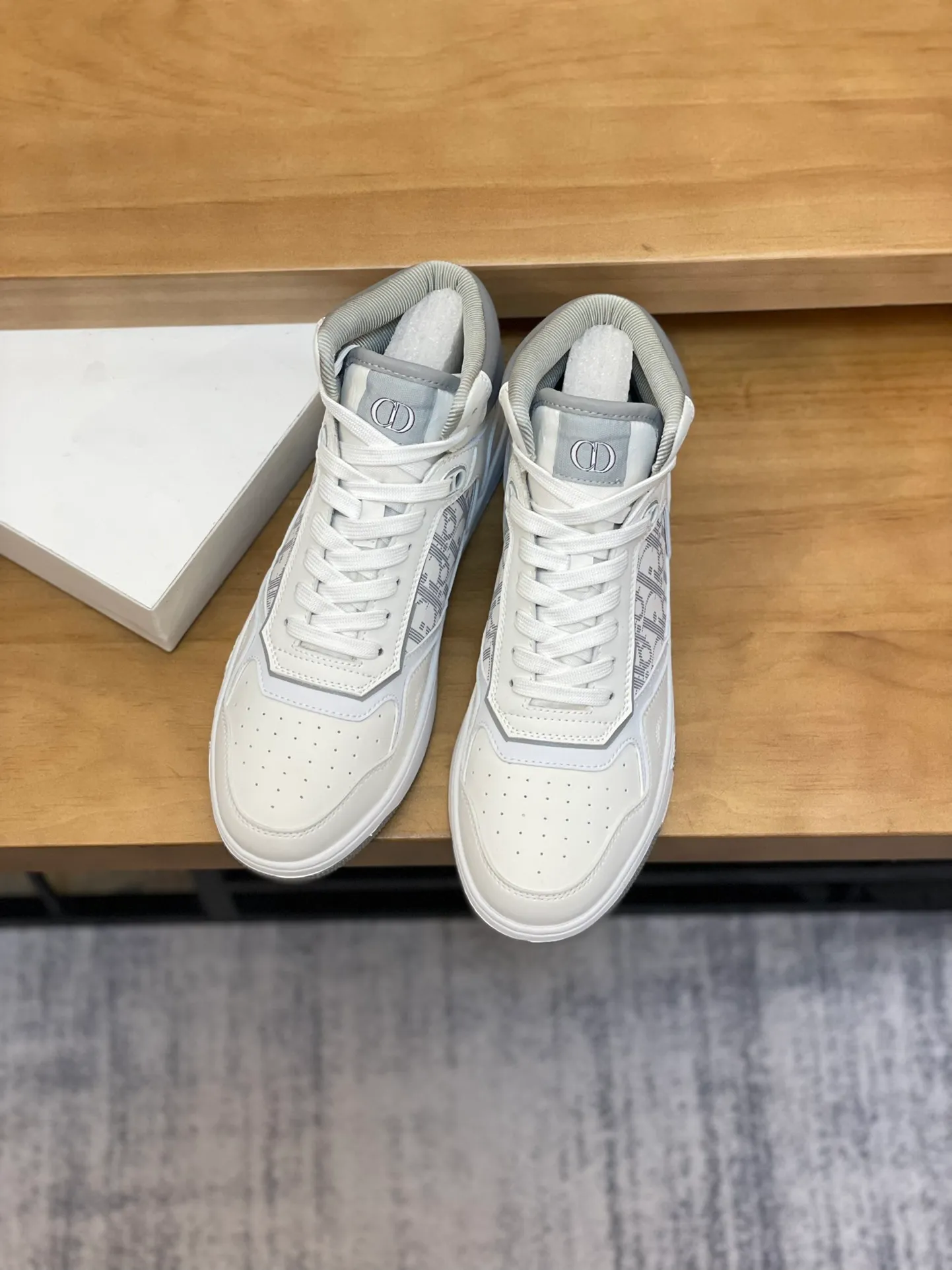 Men's shoes: 💰P460¥ Product trademark: Dior* "Dior*" high-top casual shoes Regular size: 38-44 (can be customized to 45.46) Product materials: Upper imported cowhide stitched with original fabric, breathable lining, original outsole. Number: 1006
